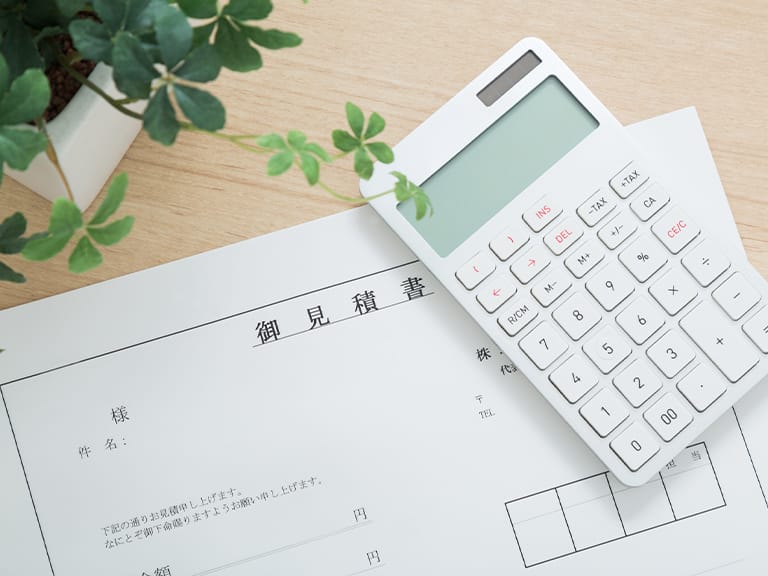 写真：お見積書と電卓