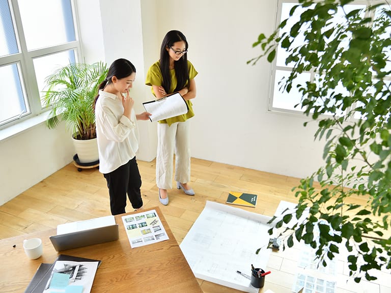 写真：打ち合わせ中の2人の女性